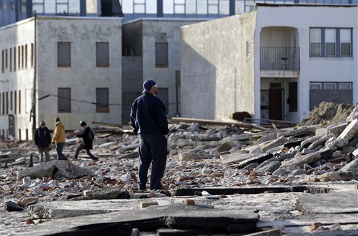 Raymond Simpson, empleado de la ciudad, observa el escombro que dejó a su paso la supertormenta Sandy, en Atlantic City, Nueva Jersey. (Foto AP)