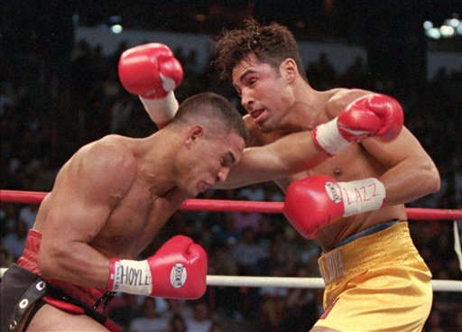 En la foto, el boxeador puertorriqueño Héctor "Macho" Camacho, izquierda, en una pelea contra Oscar de la Hoya en Las Vegas. (AP Photo)