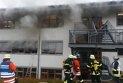 Bomberos tratan de apagar el incendio de un taller para discapacitados en Titisee-Neustadt, en el sudoeste de Alemania (Foto AP)