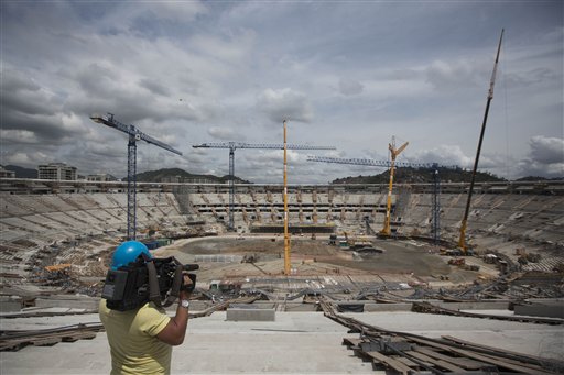 Un camarógrafo filma las obras de remodelación del estadio Maracaná en Río de Janeiro. (Foto AP)