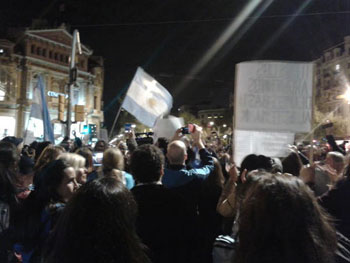 La presidenta se enfrentó a un nuevo cacerolazo en Argentin en un marco de crecientes tensiones entre oficialistas y opositores