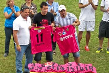 El Maestrico posa con la camisa rosada del Deportivo Táchira