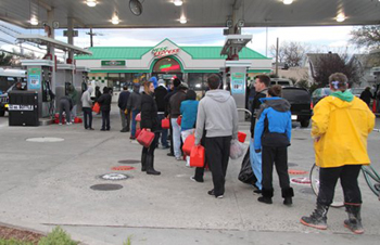 Varios clientes hacen fila para comprar gasolina en Staten Island, Nueva York.