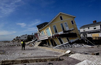 Foto del lunes, 5 de noviembre del 2012 de una casa dañada en el distrito de Belle Harbor de Queens, en Nueva York, tras el paso del huracán Sandy.