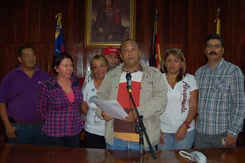 El presidente municipal de Sucre, Miguel González Fermín, al centro, junto con ediles del PSUV, instó a Carlos Ocariz, alcalde de Petare, a honrar los compromisos con el personal de la Alcaldía y de comisiones.