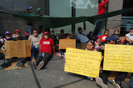 Obreros de la Misión Vivienda continúan en huelga de hambre, denunciando el incumplimiento del contrato colectivo.