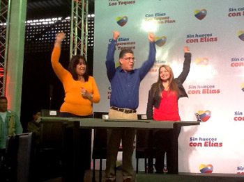Elías Jaua durante el evento acompañado por Aurora Morales, cabeza de lista al legislativo regional, y Wissely Alvarez, candidata por los altos mirandinos.