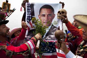 Chamanes peruanos bendicen al presidente Barack Obama con un poster suyo durante un ritual en el que predijeron al ganador de la elección presidencia de estados Unidos realizado en Lima, Perú, el lunes 5 de noviembre del 2012.