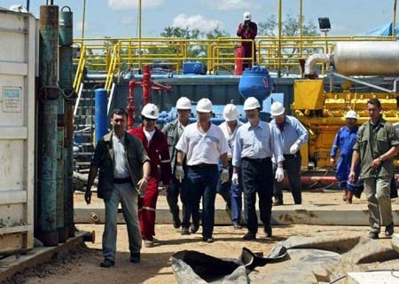 El presidente de Paraguay, Federico Franco, anunció este lunes que por primera vez se halló petróleo en su país, en Pirity, departamento de Boquerón.