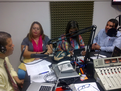 Emilio Materán durante la premier de “Almorzando con Emilio” entrevistando a Freddy Rodríguez, alcalde de Plaza. Presentes también en el estudio de Copacabana Stereo 93.7 FM, la socióloga Nancy Esté, y Adeima Conde, asistente del director general del diario La Voz.