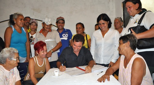En la foto, el gobernador de Carabobo, Henrique Fernando Salas Feo, al momento de firmar el pago de los aguinaldos, rodeado de vecinos de la Vivienda Popular de Los Guayos