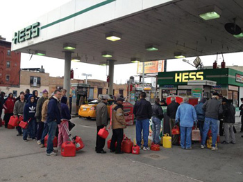 Varias personas hacen fila frente a una gasolinera en Gowanus, una sección de Brooklyn, Nueva York, el viernes 2 de noviembre de 2012.