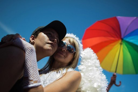 Una pareja se besa durante una parada gay en la playa de Copacabana en Rio de Janeiro