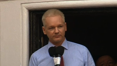 Assange se refugió en la embajada ecuatoriana en Londres el 19 de junio en un intento por evitar que lo extraditen a Suecia, donde enfrenta una investigación vinculada con delitos sexuales.