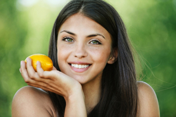 El limón es una fruta deliciosa, es el rey de la vitamina C y un ingrediente más que conocido en el mundo de los remedios caseros.