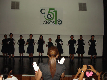 El festival se inició el domingo 4 de noviembre en el auditorio del CEA, con la presentación de la “Schola Cantorum de Venezuela” y la Cantoría Juvenil Profesor Francisco Mujica