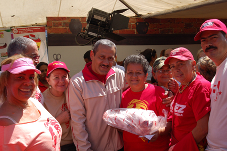 El ministro de Alimentación Carlos Osorio, con los ediles Merlins Williams, Gloria Torres y Freddy Vegas, junto al dirigente socialista Luis Figueroa.