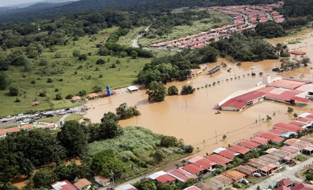 Las lluvias constantes hicieron que se desbordara el río Caimito sorprendiendo a los habitantes de varias comunidades rurales del oeste de la capital