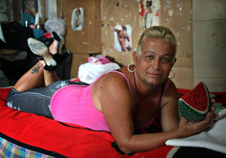 El transexual cubano José Agustín Hernández González (Adela) posa en su casa, en el poblado de Caibarién, en la provincia de Villa Clara. (Cuba).