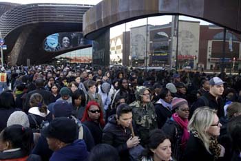 Una multitud espera la llegada de autobuses que vayan a Manhattan, frente al Barclays Center en Brooklyn, Nueva York, el jueves 1 de noviembre de 2012.