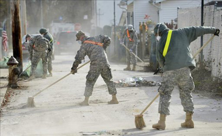 Miembros de la Guardia Nacional limpiando las calles de Estados Unidos luego del siniestro