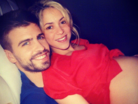 En la imagen se puede ver a la colombiana mostrando su gran panza de embarazo encima de su novio, Gerard Piqué