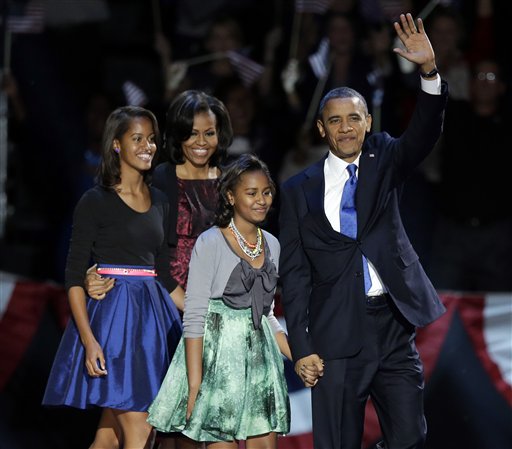 El presidente Barack Obama saluda desde el escenario donde reconoció su triunfo en las urnas, junto con la primera dama Michelle Obama y sus hijas Malia y Sasha. (Foto AP/Chris Carlson)