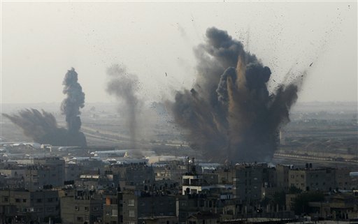 Columnas de humo se elevan luego de un ataque israelí contra presuntos túneles en la frontera entre Egipto y Rafah, en la Franja de Gaza. (Foto AP)