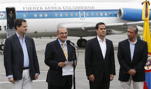 En la foto Humberto de la Calle (segundo de la izquierda), principal negociador por en gobierno colombiano en las conversaciones de paz con las FARC. (Foto AP)