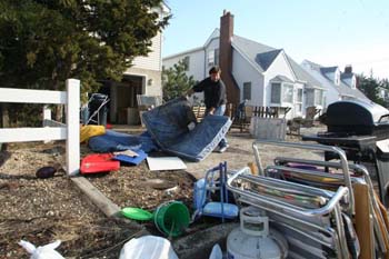 Greg Karr de Beach Haven, en Long Beach Island, Nueva Jersey, frente a su casa el sábado 10 de noviembre del 2012 tras el huracán Sandy.