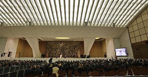 El papa Benedicto XVI asiste a una audiencia especial con participantes de la Asamblea General de Interpol en el Vaticano este 9 de noviembre. (Foto AP)