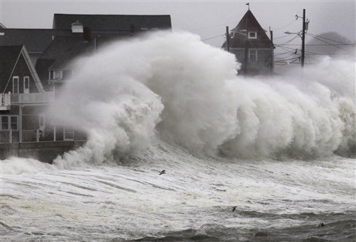 Fuertes olas se estrellan contra un rompeolas y edificios a lo largo de la costa en Hull, Massachusetts hoy miércoles, como parte de una nueva tormenta que avanza hacia Nueva York y Nueva Jersey. (Foto AP/Steven Senne)