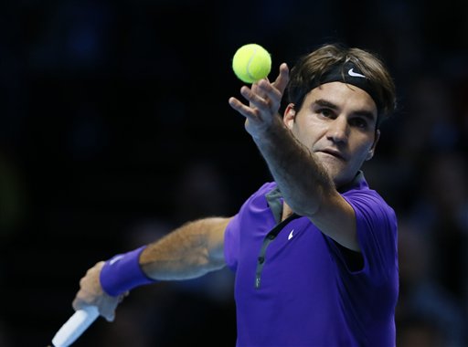 El suizo Roger Federer saca contra el español David Ferrer en la Copa Masters. (Foto AP)