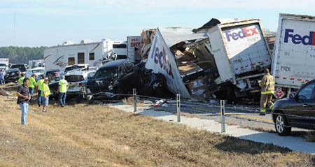 Autos y camiones aparecen apilados en la carretera interestatal 10 de Texas el jueves 22 de noviembre del 2012 después de un choque múltiple.