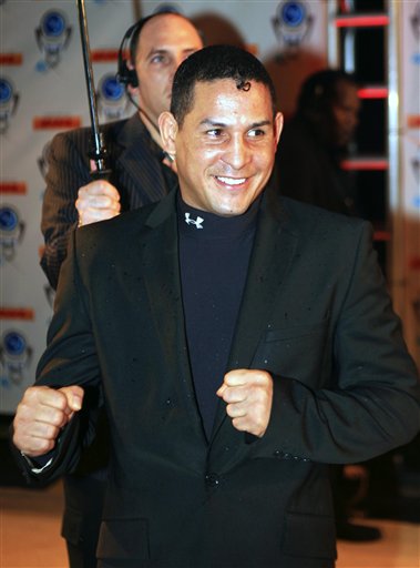 En esta fotografía de archivo del 14 de diciembre de 2006, el boxeador puertorriqueño Héctor "Macho" Camacho llega a un acontecimiento en Miami Beach, Florida. (Foto AP/Luis M. Alvarez, archivo)