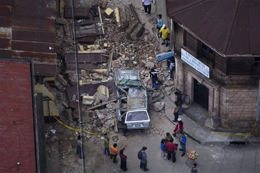 Un grupo de residentes camina entre los escombros de un sismo de 7,4 grados en San Marcos, Guatemala. (Fotos AP)