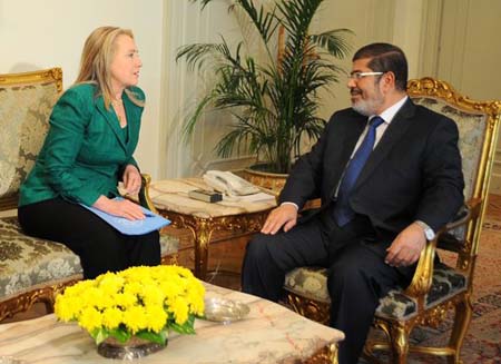 El presidente de Egipto, Mohammed Morsi, conversa con la secretaria norteamericana de Estado, Hillary Rodham Clinton, en El Cairo, el miércoles 21 de noviembre de 2012.