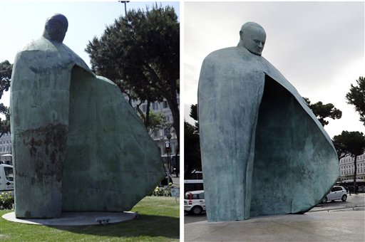 Combinación de fotos del antes y después de la estatua recién remozada del papa Juan Pablo II y presentada este lunes 19 de noviembre de 2012, en Roma. (Foto AP/Gregorio Borgia)