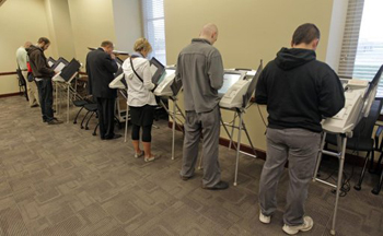 Electores votan en el Congreso estatal de Utah, el martes 6 de noviembre de 2012, en Salt Lake City.