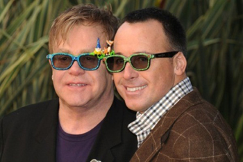 El cantante británico Elton John y su esposo, podrían estar esperando a su segundo hijo