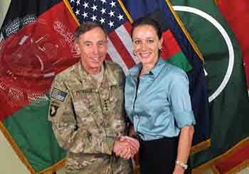 Una foto del 13 de julio del 2011, muestra al entonces general David Petraeus, ex comandante de las Fuerza de Seguridad Internacional y de las Fuerzas de EE.UU. en Afganistán, mientras estrecha la mano de Paula Broadwell, co-autora de la biografía del general y su presunta amante.