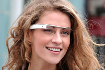 Estos lentes pueden mostrar información a través de una pantalla transparente justo por encima de la línea de la mirada del usuario