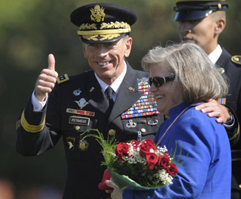 Fotografía de archivo del 31 de agosto de 2011 muestra al ex comandante de las fuerzas armadas estadounideses en Afganistán, general Davis Petraeus, con su esposa Holly, durante una ceremonia en la Base Conjunta Myer-Henderson Hall en Arlington, Virginia.