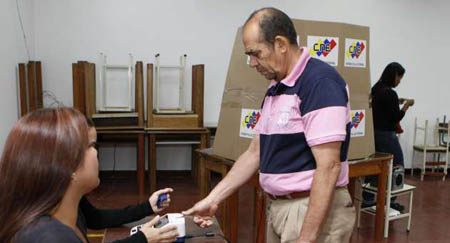 En paralelo a los talleres, se desarrollan las ferias electorales, cuyo tarea se centra en familiarizar a los votantes con la máquina de votación y el acto de sufragio para el 16 de diciembre.