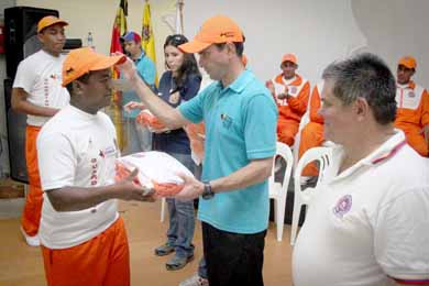 Capriles entregó uniformes para el grupo de rescate, dotación que incluyó mono, short, chaqueta, camisas de algodón y licra.