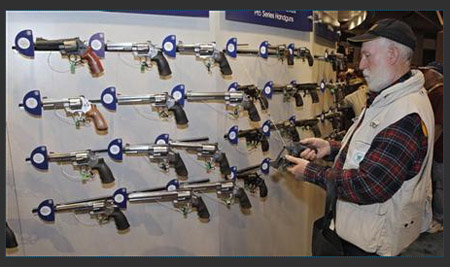 En la imagen, un hombre examina un revólver durante la feria anual de la Asociación Nacional del Rifle (NRA) de Estados Unidos, en San Louis, Missouri, el pasado 13 de abril de 2012.