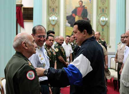 El presidente venezolano, Hugo Chávez, advirtió al mando militar contra eventuales planes desestabilizadores antes de partir el lunes a Cuba para una nueva operación contra el cáncer