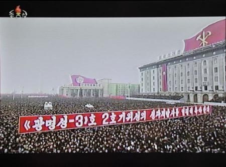 Cientos de miles de norcoreanos festejaron este viernes en el centro de Pyongyang el lanzamiento de un cohete de largo alcance