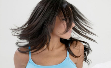 El corte de pelo desmechado, al cortarlo en varias capas y de manera desprolija, ayuda a reducir el volumen del pelo.