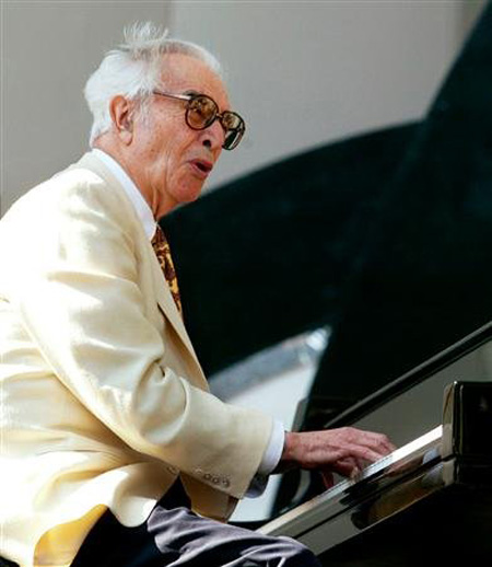 El legendario pionista de jazz Dave Brubeck actando con su cuarteto.